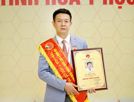 Lương y Đỗ Minh Tuấn nhận danh hiệu Tinh hoa y học cổ truyền 2022